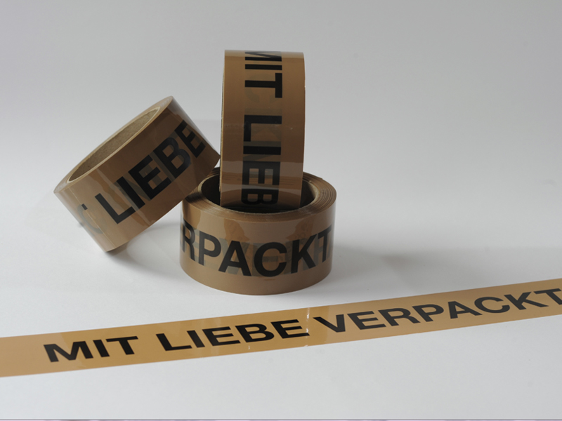 The sticky paper tape "Mit Liebe verpackt"